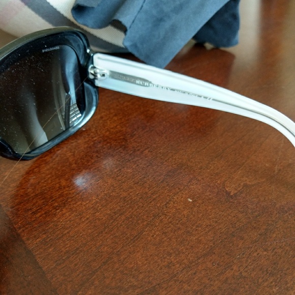 Black Burberry square frame glasses - Picture 6 of 8